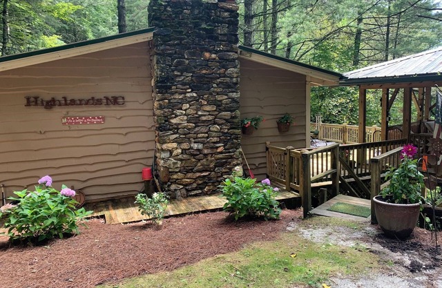 Walk to Waterfalls! Cozy All Seasons Highlands Cabin 6 min to Town