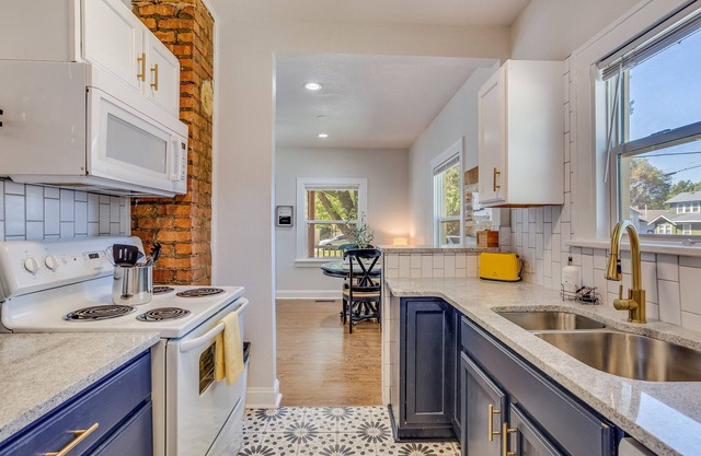 Walk to Wesley Medical! Pet Friendly Bungalow