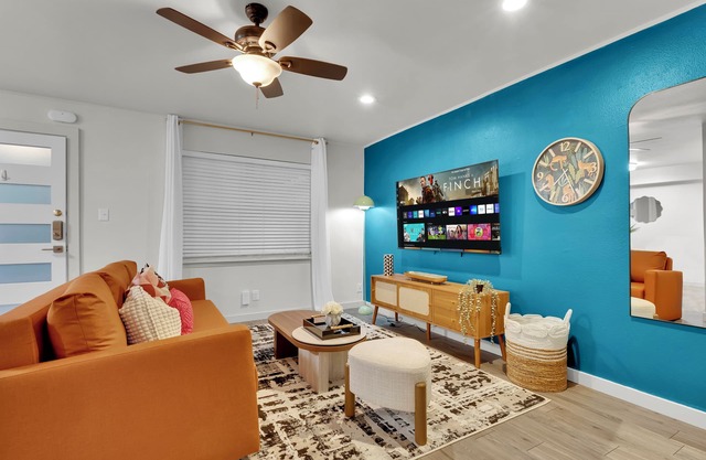 Walkable 2Bedroom Austin Stay-King Bed,Pet Friendly,Free Parking,Pool,Sleeps10