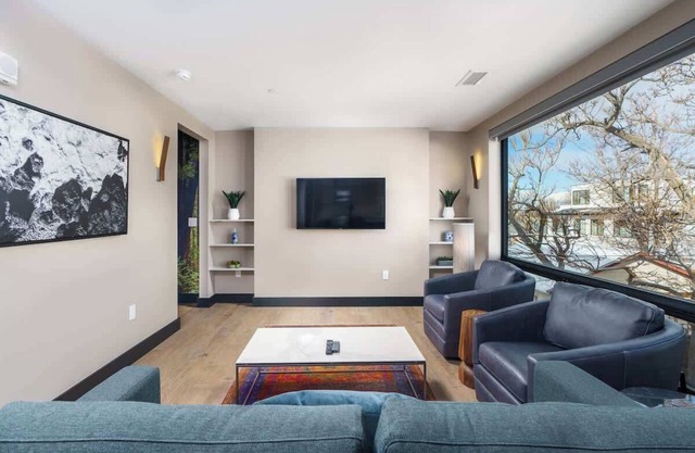 Walkable Denver Flat + Rooftop Patio on Tennyson St
