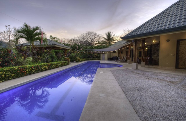 Walkable Oasis w/pool near Dining Surf & Beach