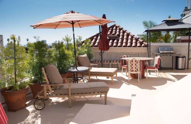 WALKING DISTANCE FROM 5 STAR RESTURANTS!!