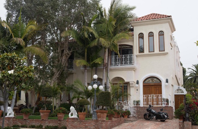 WALKING DISTANCE FROM FIVE STAR RESTURANTS!!