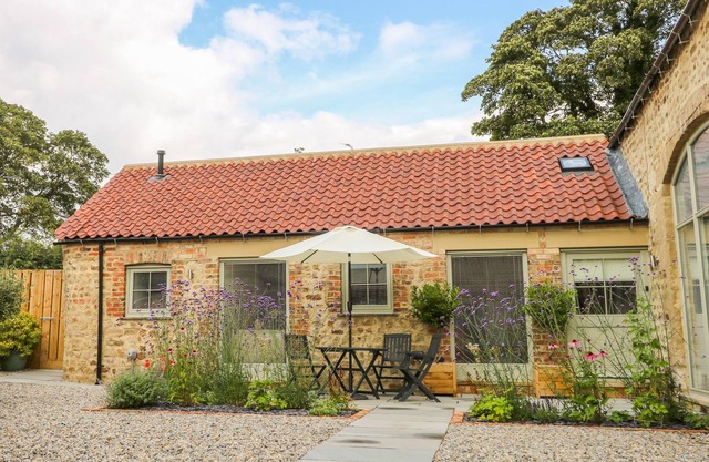 WALLERTHWAITE BARN COTTAGE, romantic in Markington