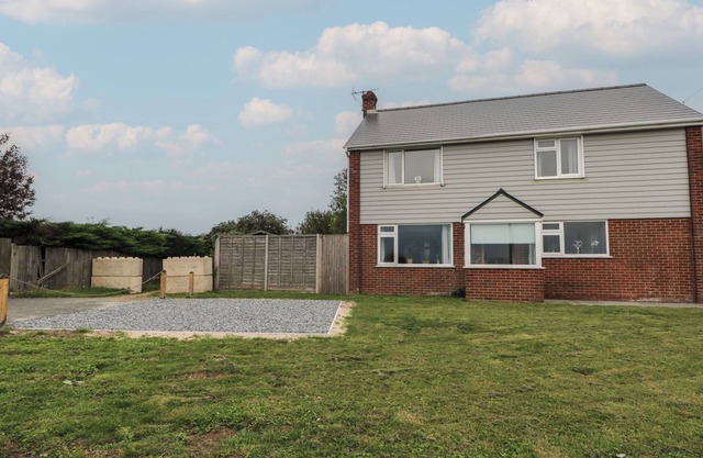 WALMER COURT FARMHOUSE, pet friendly, with a garden in Walmer