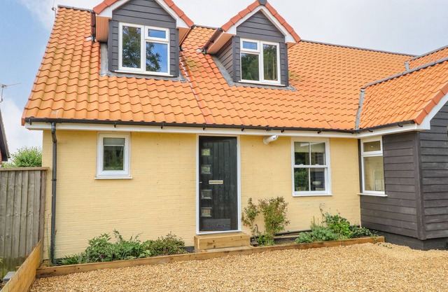 WALNUT SHADE, with a garden in Old Buckenham