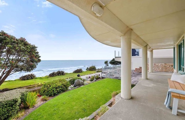 Wanaka Studio Beachfront with Sea View