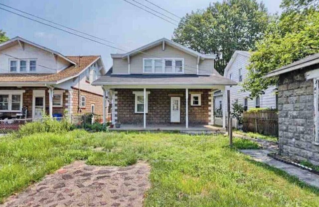 Warm 2 bedroom 2 bathroom w/free parking