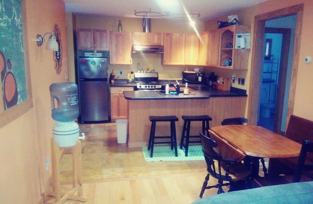 Warm comfortable retreat in the woods, but close to Island attractions