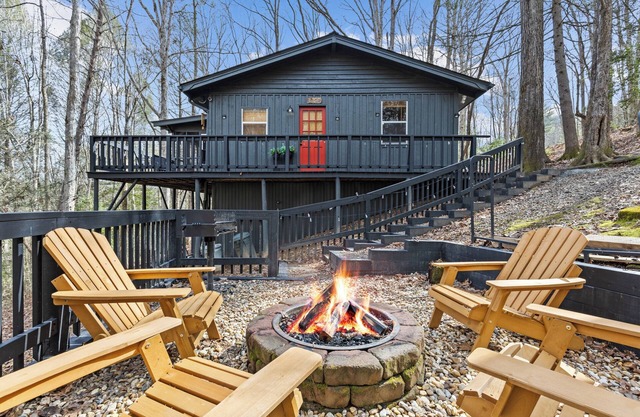 Warm & Welcoming Blue Ridge Retreat Hot Tub & Firepit Near Downtown