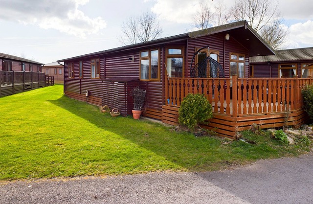 WATER EDGE LODGE, family friendly, with pool in Carnforth