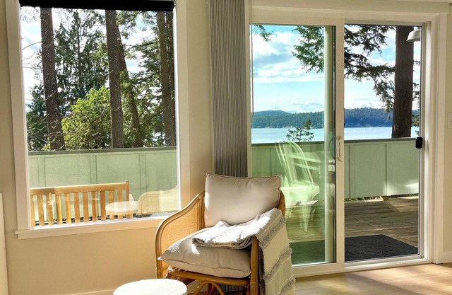 Water view 2-bedroom cottage in La Conner