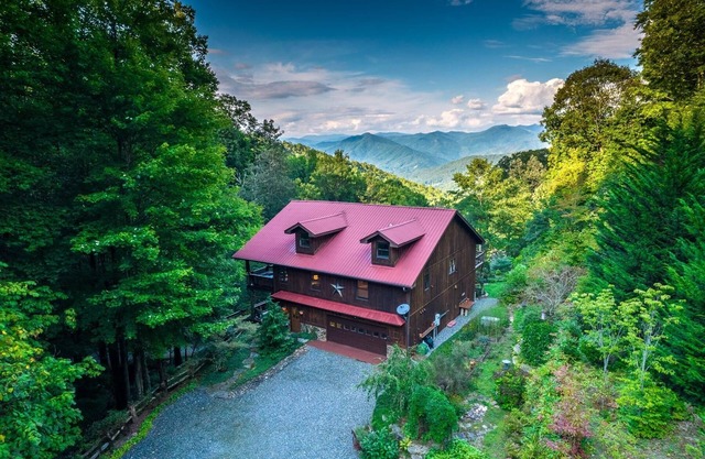 Waterfall Vista - A Luxurious Mountain Home Nestled in the Heart of the Smokies!