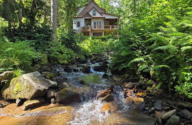 Waterfalls, Hot Tub, WiFi, Fire Pit, Decks, 40 acres + National Forest