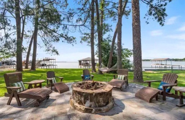 Waterfront, 2 mins to town, amazing patio, fire pit & more