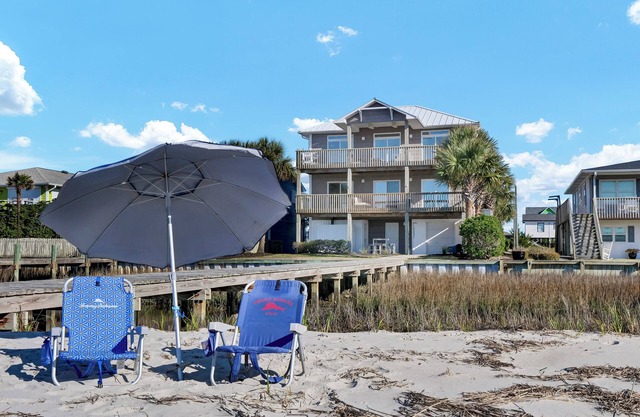 Waterfront 4-bedroom house on Topsail Island. Private sandbar/bring your boat!