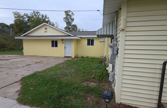 Waterfront 4 houses 111 guests Campau Lake