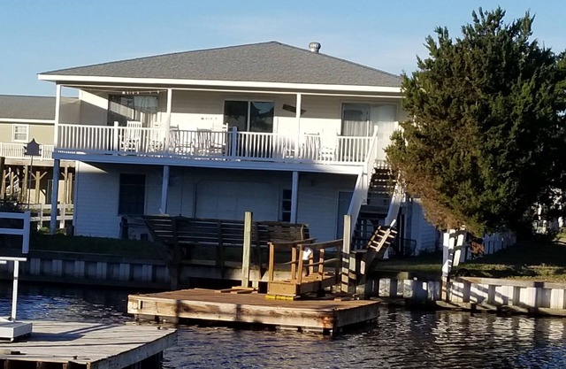 Waterfront Beach Cottage on beautiful Holden Beach