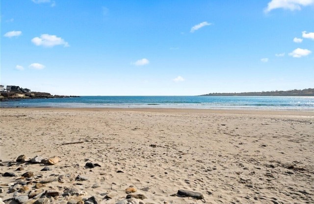 WATERFRONT Beach House, Private Beach Access!!