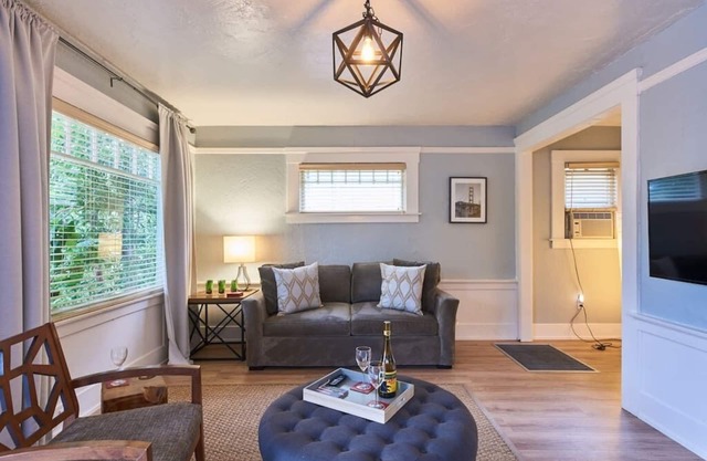 Waterfront Boutique Bungalow 1-Walk to Ferry to San Francisco, Free WIFI Parking