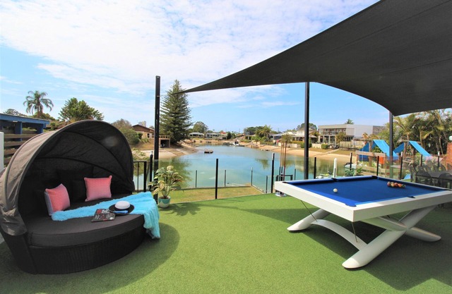 ^ Waterfront ^ Broadbeach Accommodation - PET FRIENDLY
