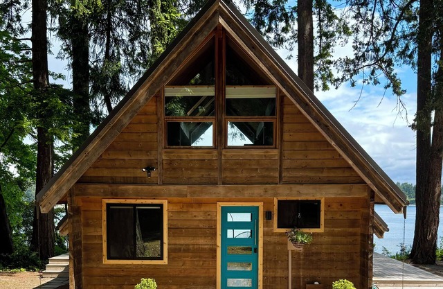 Waterfront Burton Loop - The Very Best Of Vashon, cozy cabin with a harbor view.