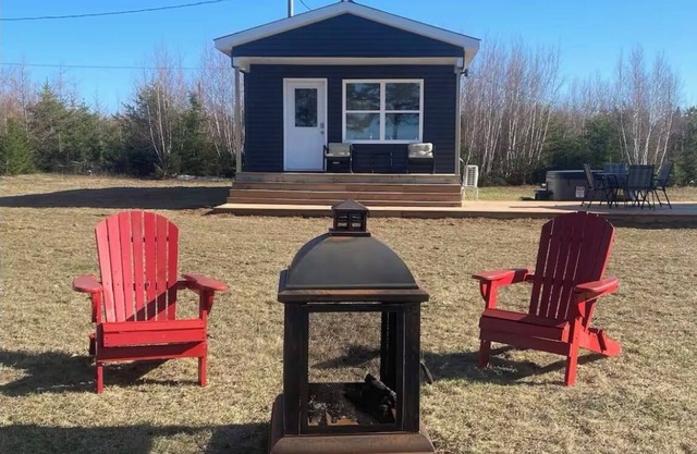 Waterfront tiny home with hot tub (Pet friendly, near beaches)