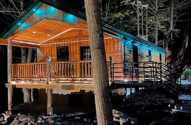 WATERFRONT CABIN PRIVATE BEACH HOT TUB FIRE RING FISH HIKE KAYAK