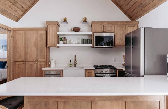 Waterfront Cabin! Infloor heat, fireplace, Games, new hot tub mid Nov!