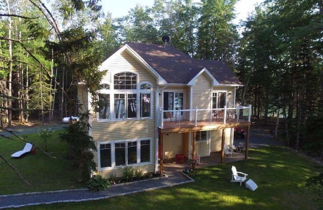 Waterfront Cottage with gorgeous sunset view