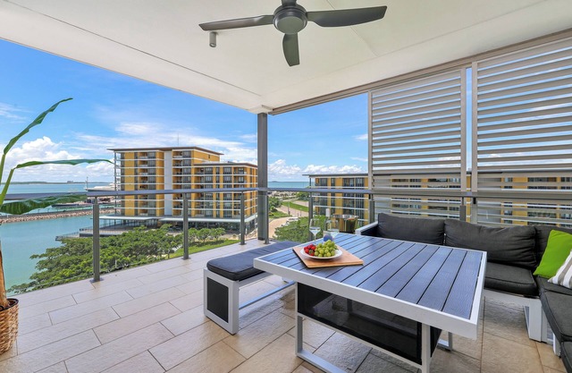 Waterfront Haven: Stylish 2 Bedroom Top Floor Apt