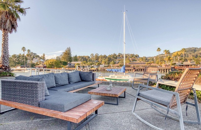 Waterfront Hawaiian oasisnn