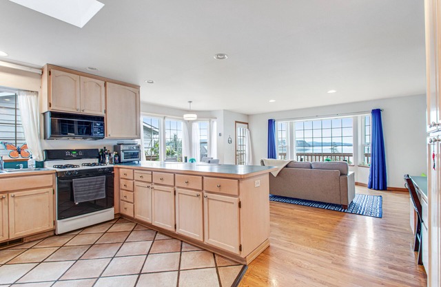 Waterfront, hillside home with amazing views, deck, fast WiFi, & gas fireplace