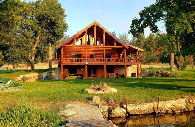 Waterfront home on Spokane River w/boat launch, firepit, hot tub, privacy, views