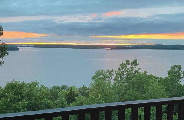 Waterfront House at Keystone Lake (Sauna & More)