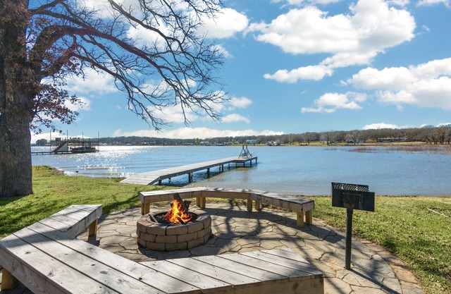 Waterfront Lake Cottage, Spacious Outdoor Deck & Dock! Dog friendly firepit &BBQ