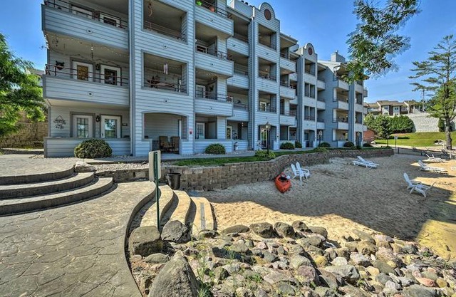 Waterfront Lake Delton Condo with Pool and Spa Access!