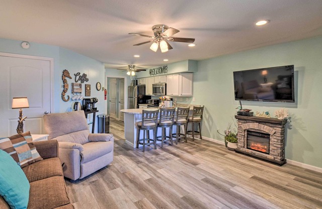 Waterfront Lake Delton Condo w/ Pool & Spa Access!