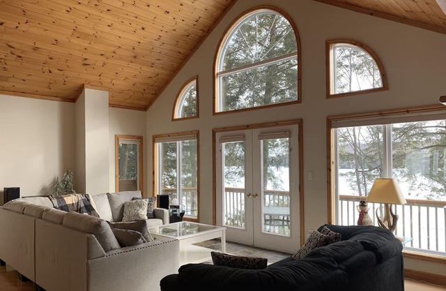 Waterfront lakehouse on pristine Horn Lake