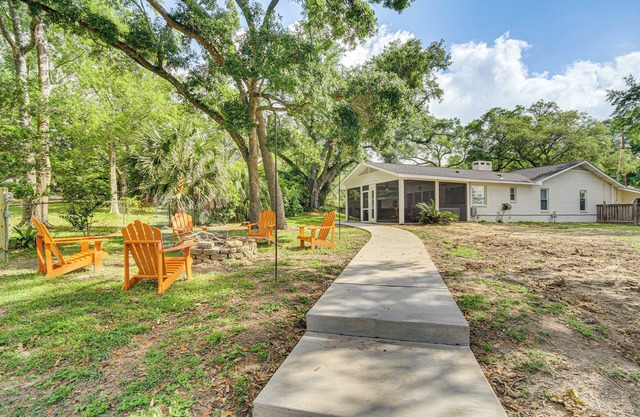 Waterfront Ocean Springs Retreat: Lanai & Hot Tub!