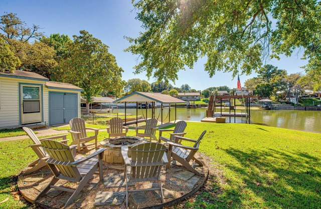 Waterfront Retreat w/Hot Tub in Gun Barrel City!
