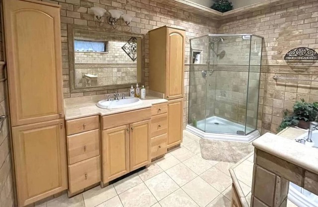 WaterFront Vacation House with PRIVATE dock/Grill Area/fishing deck/massage tub