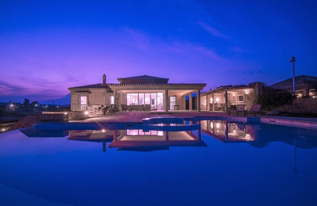 WATERFRONT VILLA DIAMOND WITH DIRECT ACCESS TO THE BEACH & PRIVATE INFINITY POOL