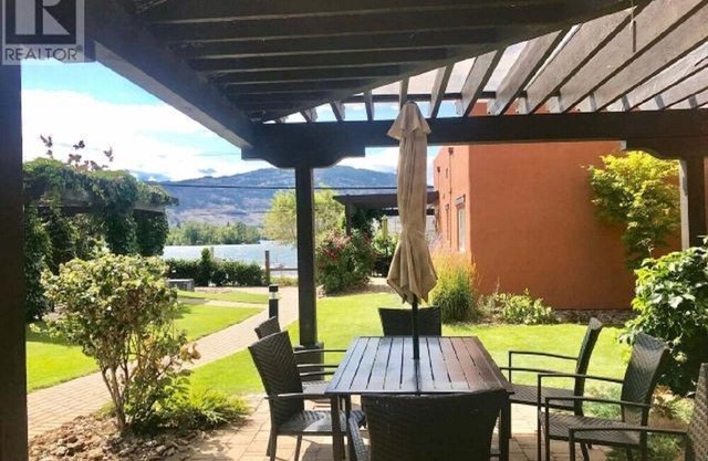 Waterfront Villa on Lake Osoyoos Great for families and Snowbirds!