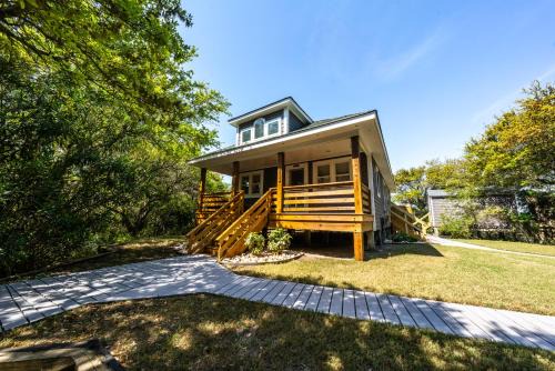 Watermen's Hideout - Waterfront 2-Bed, 1-Bath Cottage with HOT TUB & Private Dog Run!