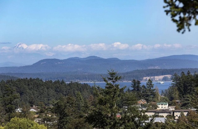 Waterview 3 Bedroom home in town, walk to town amenities, airport & hospital.