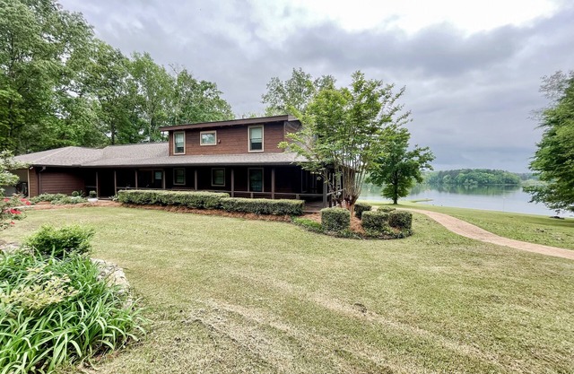 Waverly Lakehouse - private cabin, lake view, close to nOld Waverly/Mossy Oak