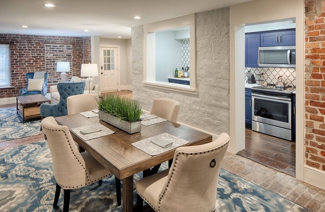 WEEKNIGHT DICOUNTS! Garden Suite in 1850s Rowhouse, steps from Forsyth Park!