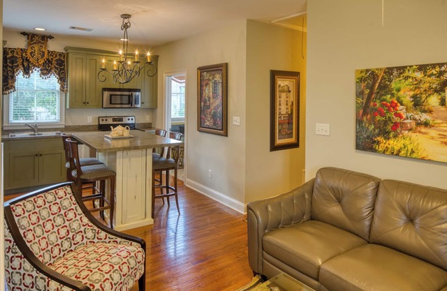WEEKNIGHT DISCOUNTS! Charming Carriage House w private Garage Parking!