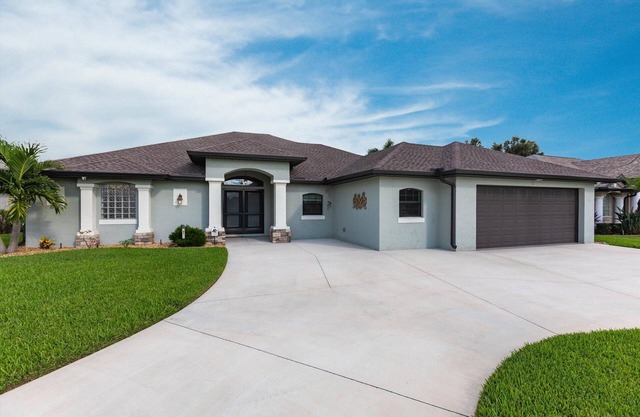 Welcome Home to Your Sunset Retreat in Beautiful Rotonda West!